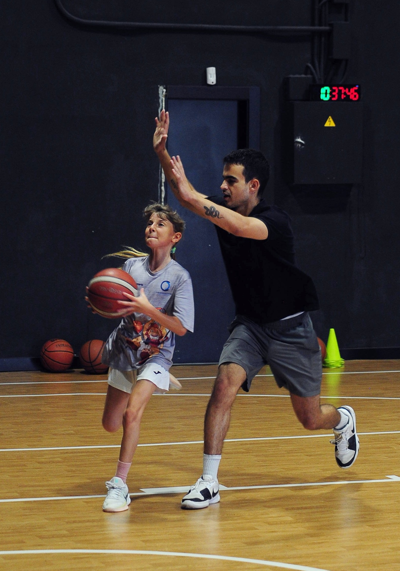 Entrenador trabajando defensa 1c1 con una jugadora en el laboratorio PBL