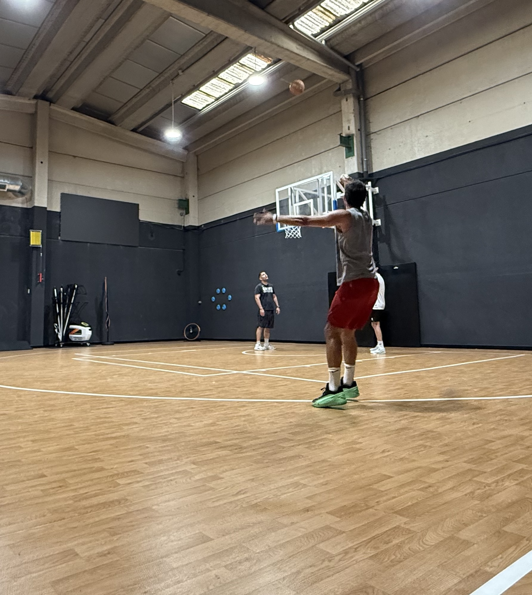 Jugador lanzando durante un entrenamiento en la cancha de PBL