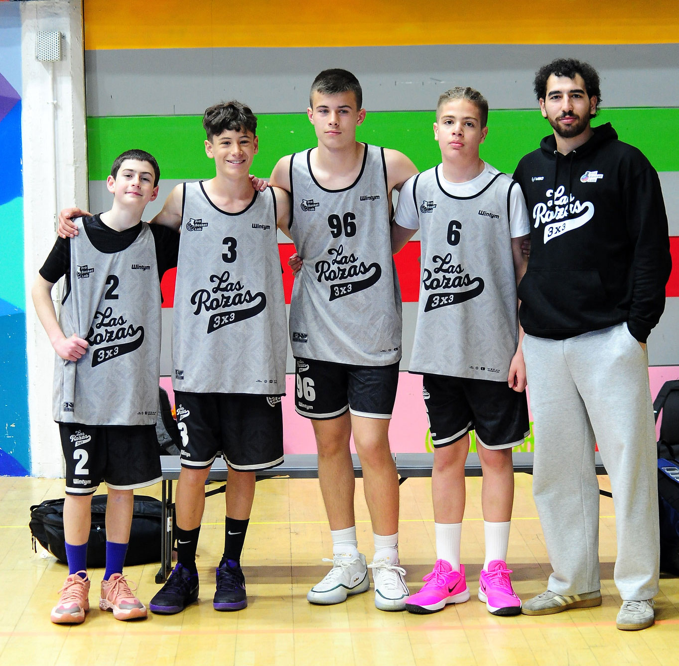 Equipo Las Rozas 3x3 con jugadores y entrenador en el laboratorio PBL